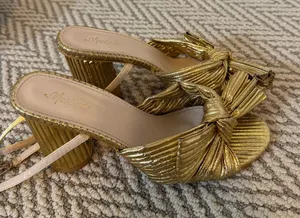 Gold Bow Heels Size 7 thumbnail 1
