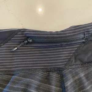 Lululemon Run‎ Speed Short Black and Gray Size 6 thumbnail 4