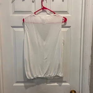 Max Studio White Pleated Blouse Womens L‎ Sleeveless V Neck Lightweight Top thumbnail 6