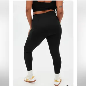 Girlfriend Collective Black Compressive Pocket 7/8th Legging Medium thumbnail 3
