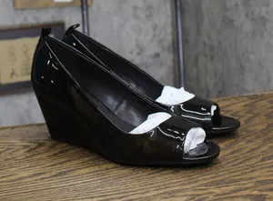 Kenneth Cole Reaction Womens Elinor Mid Wedge Pumps Peep Toe Black Patent 10M thumbnail 1