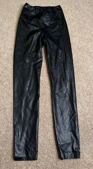Wilfred Aritzia Black Leather Leggings‎ Size Small thumbnail 1