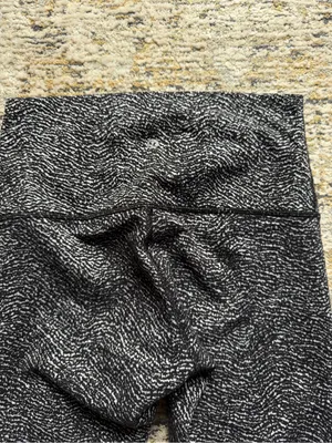 Lululemon 3/4 Leggings size 6 thumbnail 3