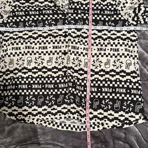 Victorias Secret Pink Womens Pajama Top Medium Black White Peace Sign Motif NWOT thumbnail 10