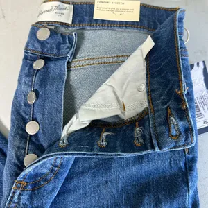 Universal thread women’s comfort stretch 90’s straight leg short thumbnail 7