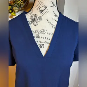FIGS Technical Collection Casma Three-Pocket V-Neck Scrub Top in Navy Sz XS thumbnail 3