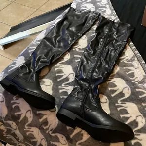 Black Boots Size 7 thumbnail 1