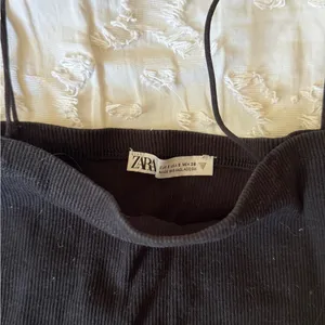 ZARA S Black Ribbed Spaghetti-Strap Crop Camisole Tank Top thumbnail 2