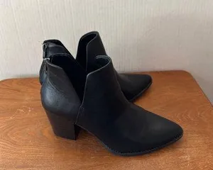 Sun * Stone Women’s Block Ankle Boots Black Sz 7 / 38 SKU 2873 thumbnail 1