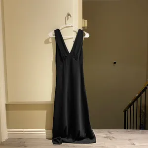 RUMOURS v neck Elegant Black Sleeveless midi Dress thumbnail 2