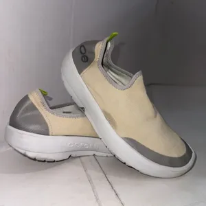 Oofos Oomg eeZee Low Shoes White Loafers Recovery Slip On Women's Size 8.5 thumbnail 4
