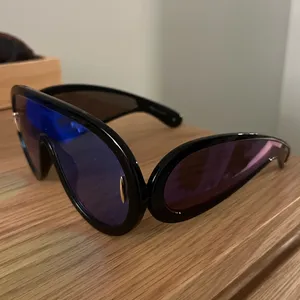 Black Aviator Sunglasses with Reflective Lenses thumbnail 4