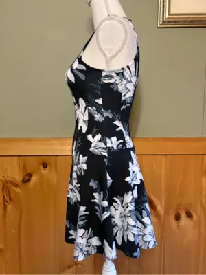 Abercrombie & Fitch Navy and White Floral Mini Dress size XS thumbnail 3