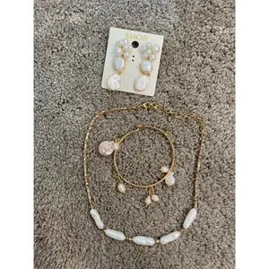 Saachi Gold Tone Irregular Pearl Necklace Bracelet Drop Earrings Set thumbnail 2