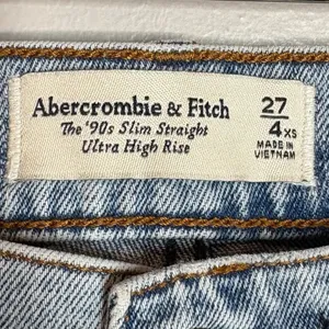 Abercrombie & Fitch 90's Slim Straight Ultra High Rise jeans thumbnail 3