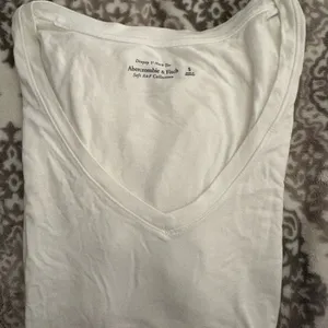 Abercrombie & Fitch White V-Neck Short Sleeve Tee thumbnail 2