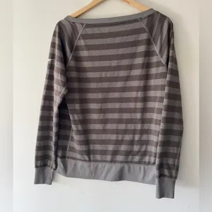 Nike‎ Dri-Fit Long Sleeve Mesh Striped Gray Top thumbnail 3