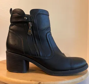 Guess Black Leather Stitched Zip Up Ankle Bootie Size 10 thumbnail 1