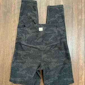 Vuori Clean Elevation Leggings Grey Camo High Rise Zip Pocket XS VW444 Legging thumbnail 4