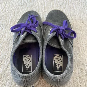 Vans Charcoal Gray tie up shoes w/ Purple laces & logo tag Women Sz 7 Men Sz 5.5 thumbnail 5