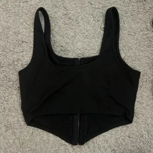 Black cropped corset top Loose threading at the bottom but no noticeable flaws Very soft fabric Shein size Small thumbnail 4