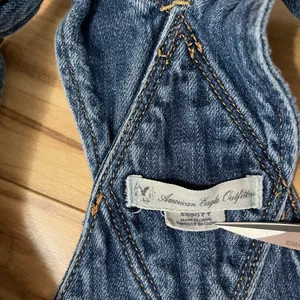 American Eagle Women’s XS/S Raw Hem Overall Jean Shorts Denim Shortails Tomgirl thumbnail 2
