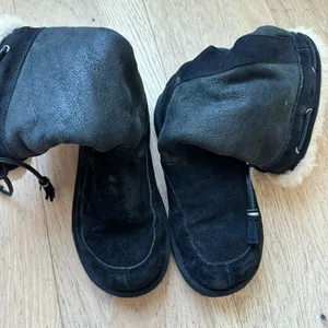 Ugg suburb Tassle size 6 shoes black sheepskin shearling lined winter boots thumbnail 5