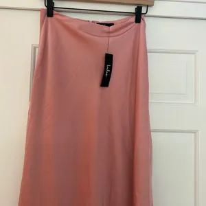 Lulu’s NWT Blissful Nature Blush Pink Satin Lace High-Rise Midi Skirt thumbnail 2