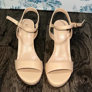 Women's Beige Sandals Size 7.5 thumbnail 1