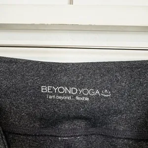 Beyond Yoga Ruched Scrunch Leg Leggings Athleisure Minimalist Clean Girl Pilates thumbnail 5