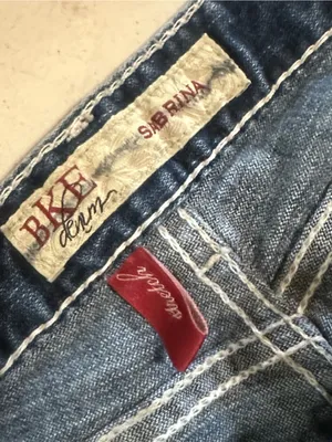 BKE Women’s Blue Light Distressed Sabrina Cropped Jeans. Mid Rise thumbnail 5