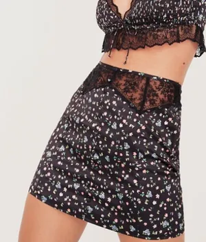 NWT FOR LOVE AND LEMONS x VS COLLECTION LUCY BLACK FLORAL‎ SKIRT SIZE SMALL thumbnail 1