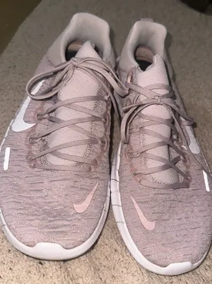 Nike pink shoes thumbnail 1