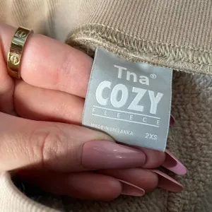 Aritzia Tna Cozy Fleece Boyfriend Cuffed‎ Sweatpants Joggers Tan Taupe Size 2XS thumbnail 8