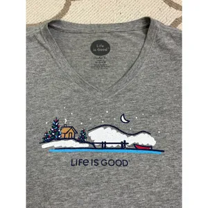 Life Is Good V-Neck Crusher Tee Winter Cabin Snowy Waterfront Shirt Size S thumbnail 3