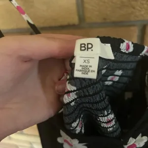NWT BP Floral Romper Black Pink Daisy Mini Size XS Sleeveless Retro Festival thumbnail 3