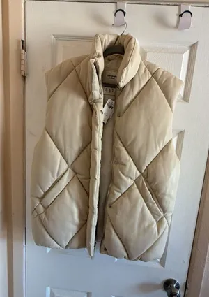 Abercrombie & Fitch Oversized Vegan Leather Quilted Puffer Vest thumbnail 1