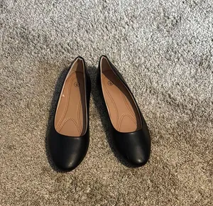 Women’s Black Flats Size 8 thumbnail 1