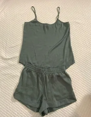 Barefoot Dreams Pajama Set thumbnail 1