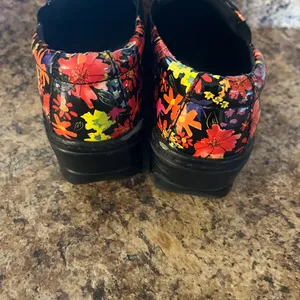 Klogs non-slip floral shoe. There‎ are some black off the toe and heel 7.5M thumbnail 3