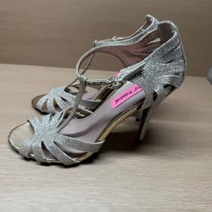 Betsey Johnson Tiara Gold Silver‎ Glitter T-Strap Heels Size 7.5 Sparkle Pumps thumbnail 3