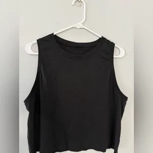 Lululemon Workout Tank Top Breathable Cropped Tank Top Lightweight Black Size 6 thumbnail 2