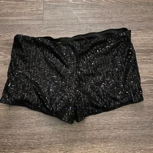 Boutique New Black Sequined Mini Shorts. Size Large (tall) thumbnail 3