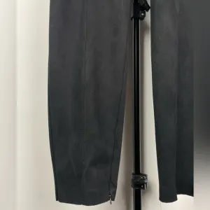 Zara Basic Black Faux Suede Tapered Ankle Zip Mid Rise Elastic‎ Waist Leggings thumbnail 3