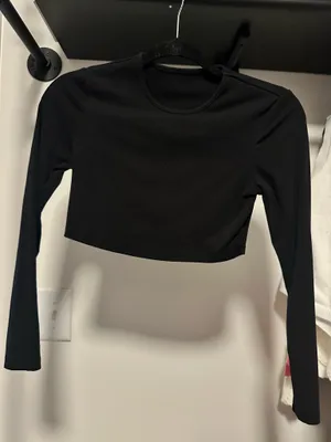 Long sleeve black crop top thumbnail 2