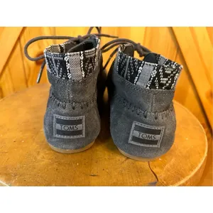 Toms Gray Suede Leather Tribal Trim Ankle Boots Size 7 Read thumbnail 4