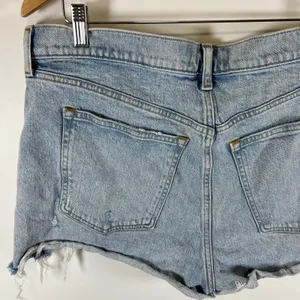 Abercrombie & Fitch The Mom Short High Rise Distressed Light Wash Denim Sz 33/16 thumbnail 6