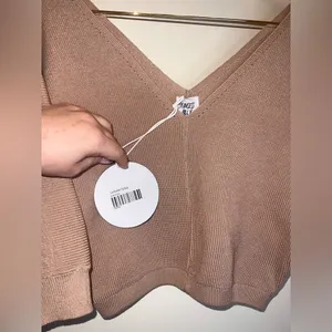 ⭐️Host Pick⭐️ Princess Polly‎ Love More Knit Top Nude Cropped V-Neck NWT thumbnail 4