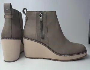 Tom's Taupe Raven Ankle Boot size 6.5 thumbnail 1