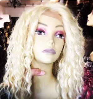 Blonde curly wig thumbnail 1